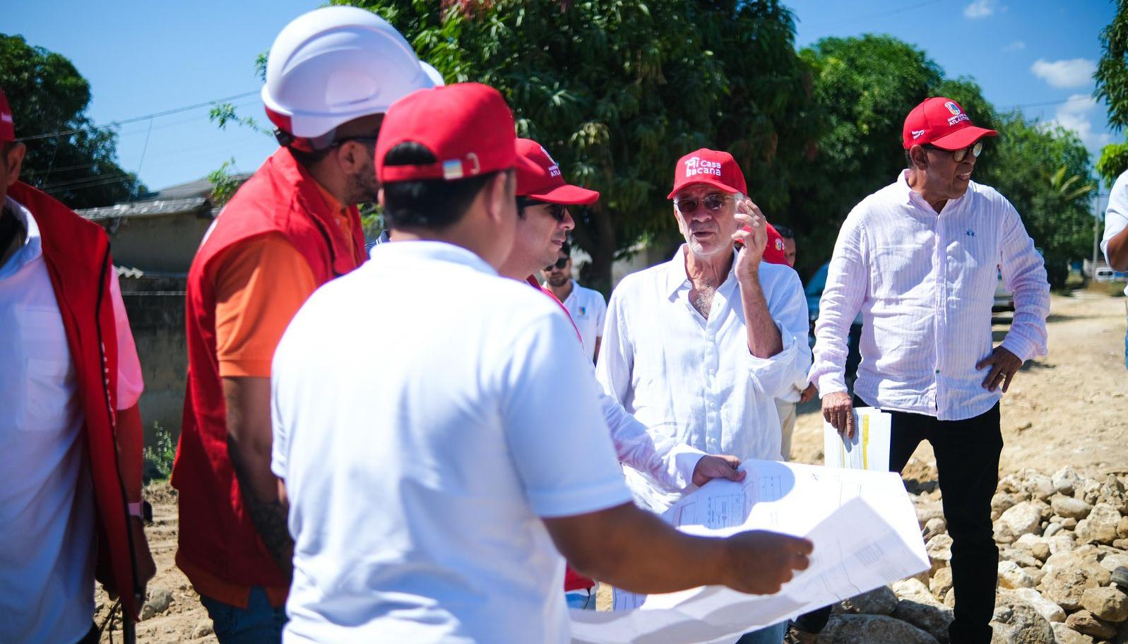 Gobernador Verano durante la visita de inspección de la obra en Soledad.