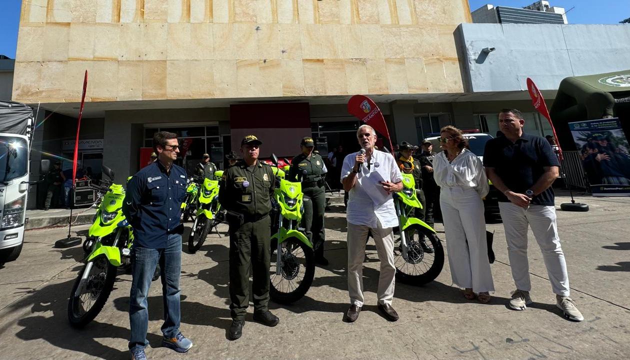 El gobernador Eduardo Verano entregó vehículos a la Policía del Atlántico. 