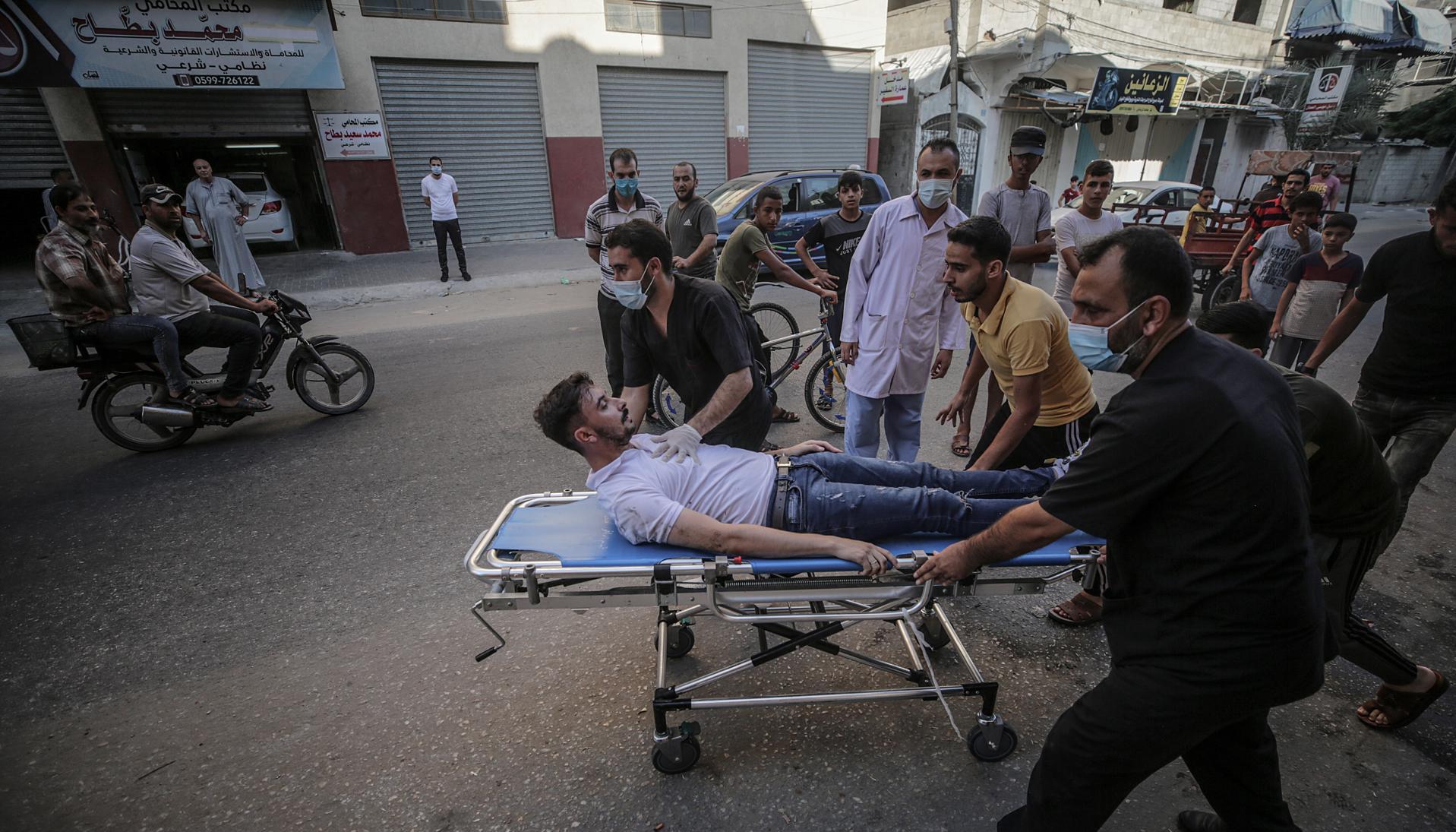 Herido en Gaza es llevado a un hospital.