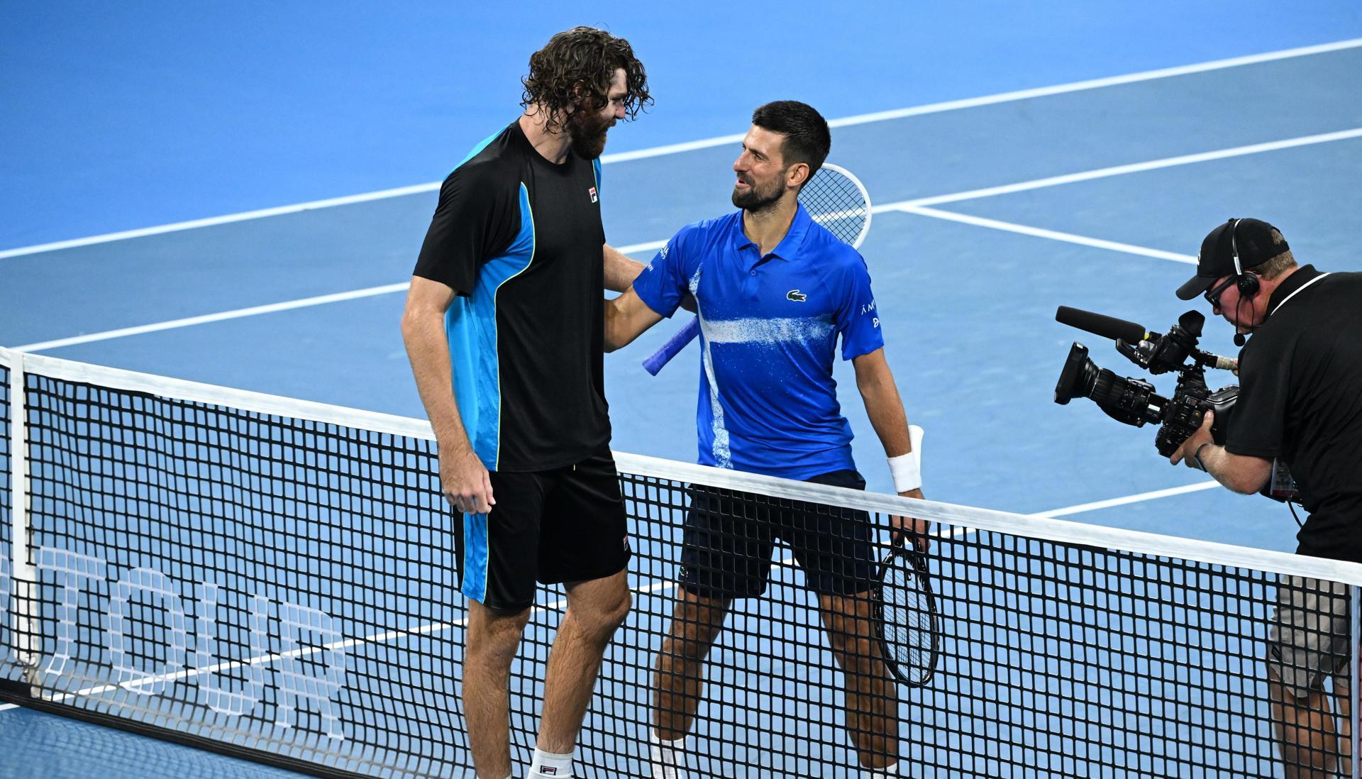 Novak Djokovic felicitando a Reilly Opelka por la victoria.