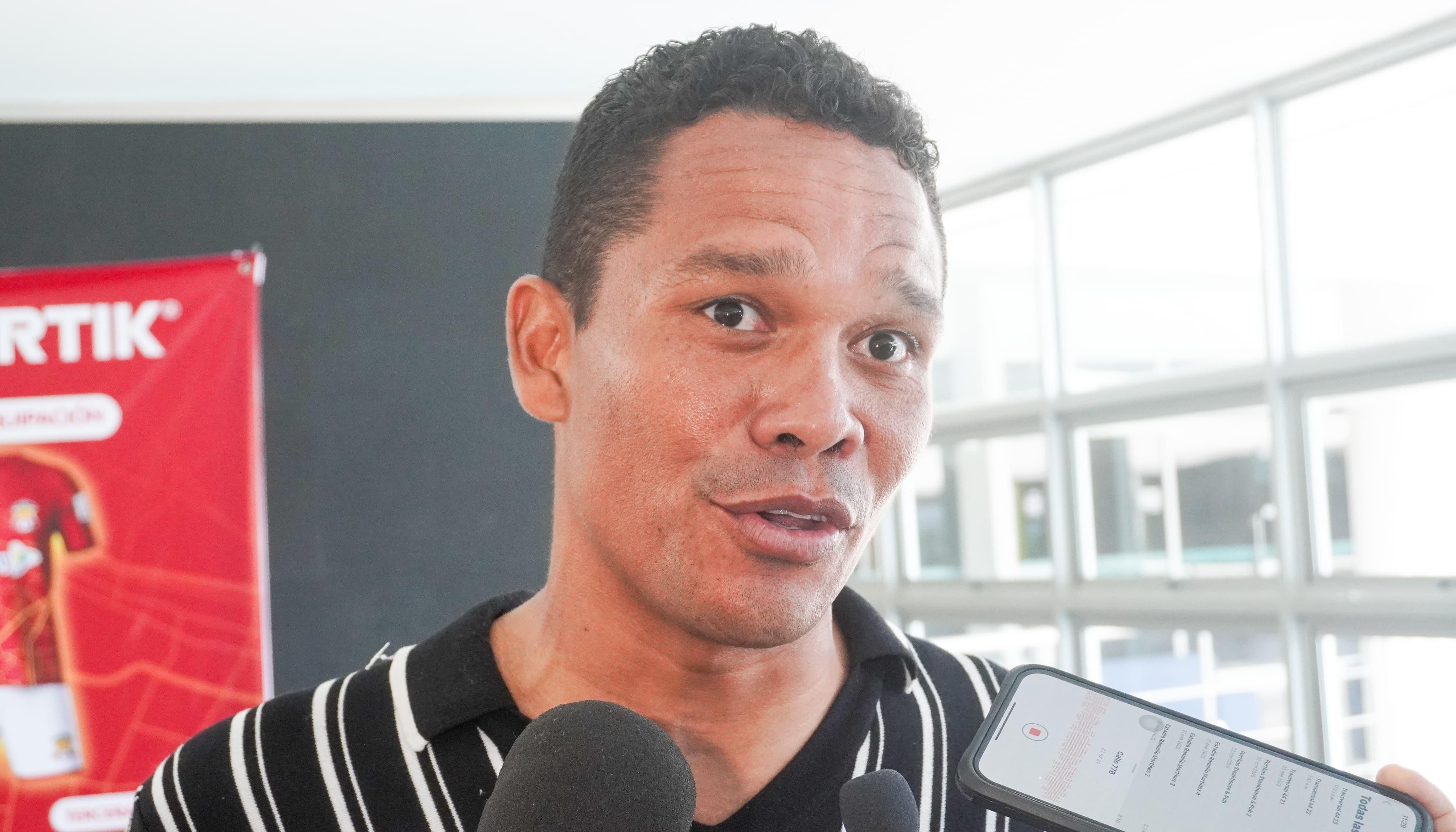 Carlos Bacca atendiendo a los medios de comunicación esta mañana.