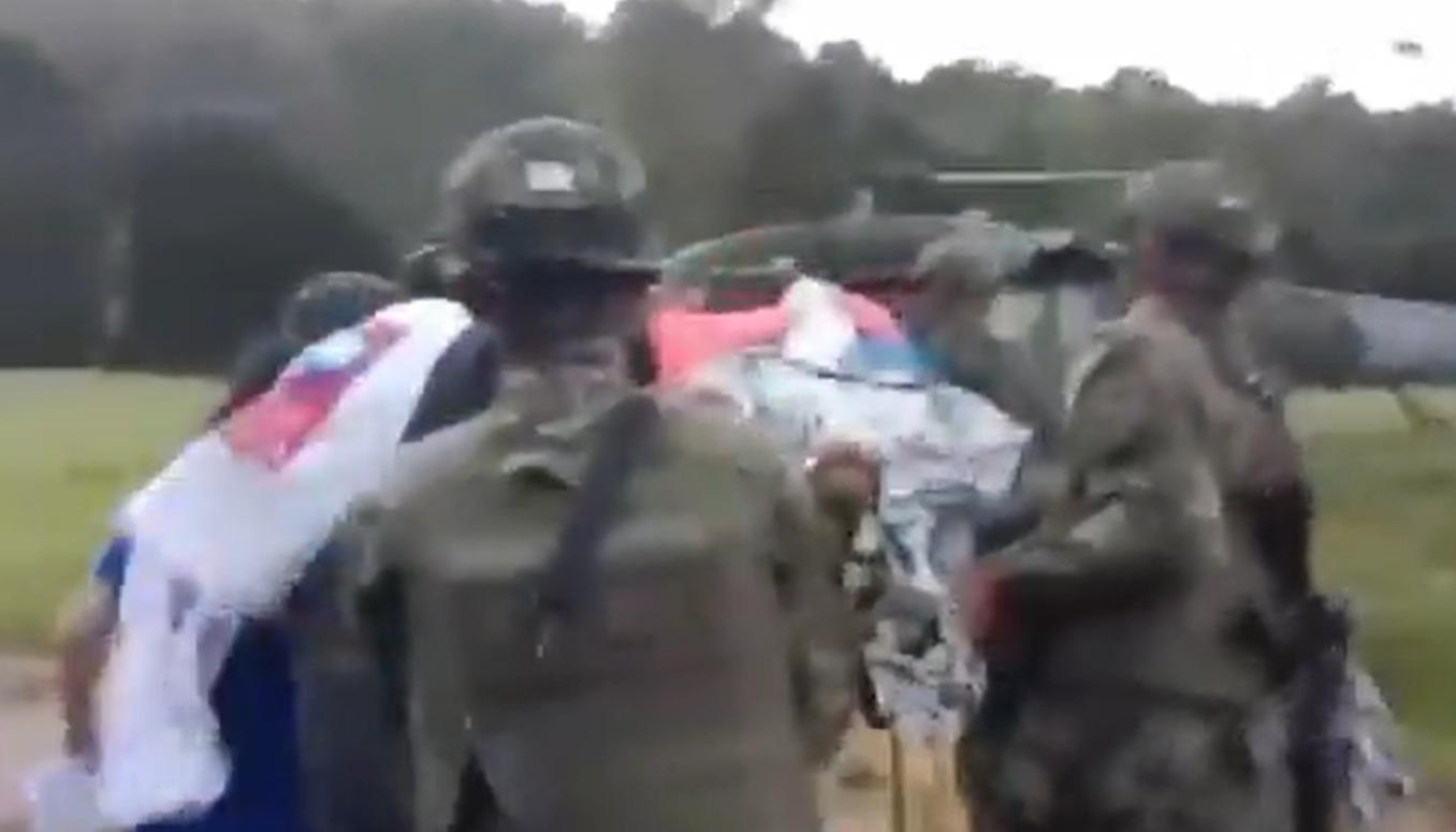 Soldados del Ejército trasladando a los heridos.