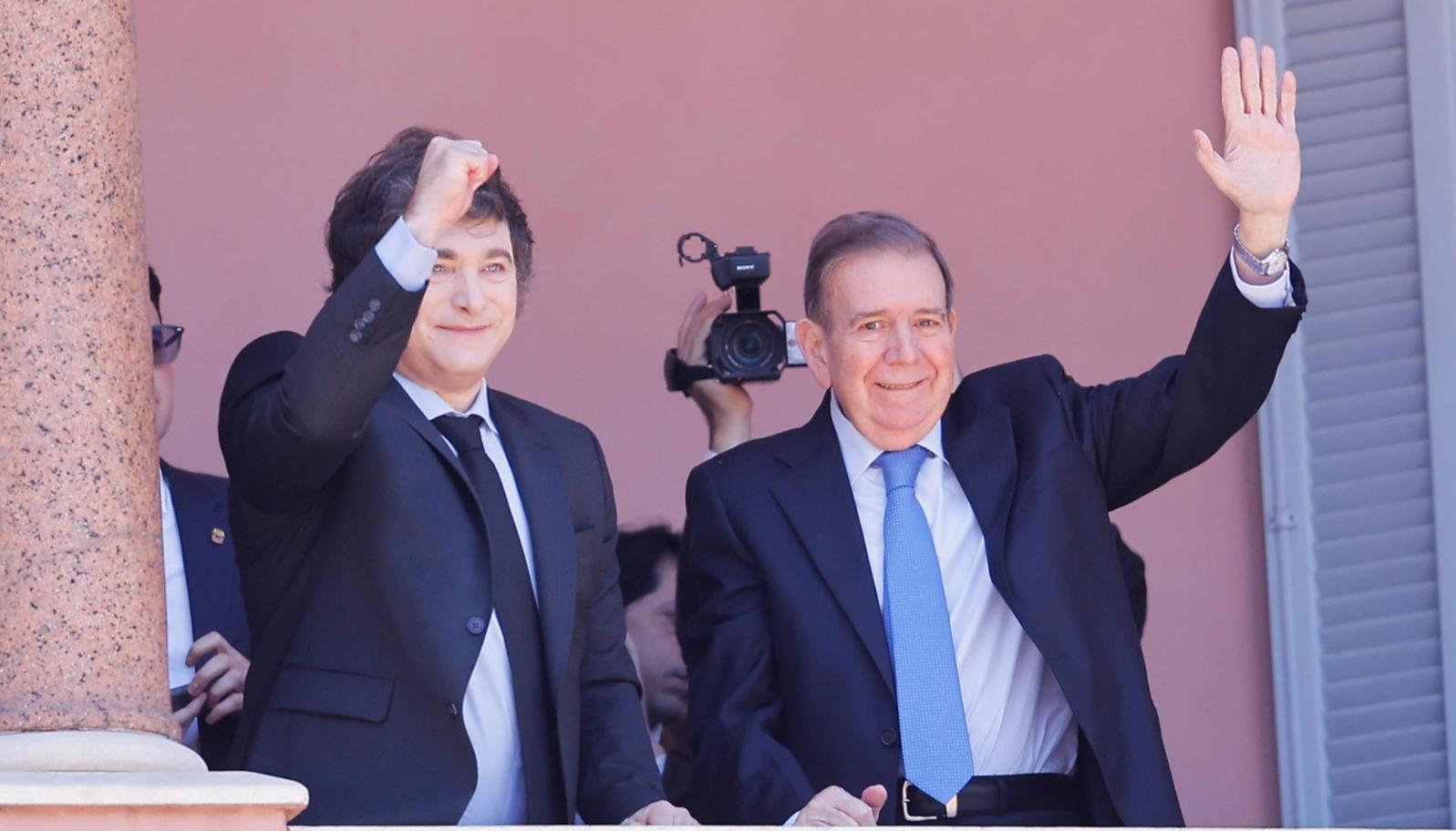 Javier Milei y Edmundo González en el balcón de la Casa Rosada.