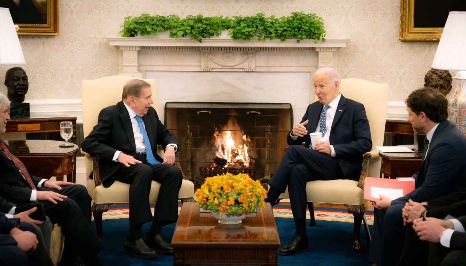 El opositor Edmundo González con Joe Biden este lunes en la Casa Blanca. 