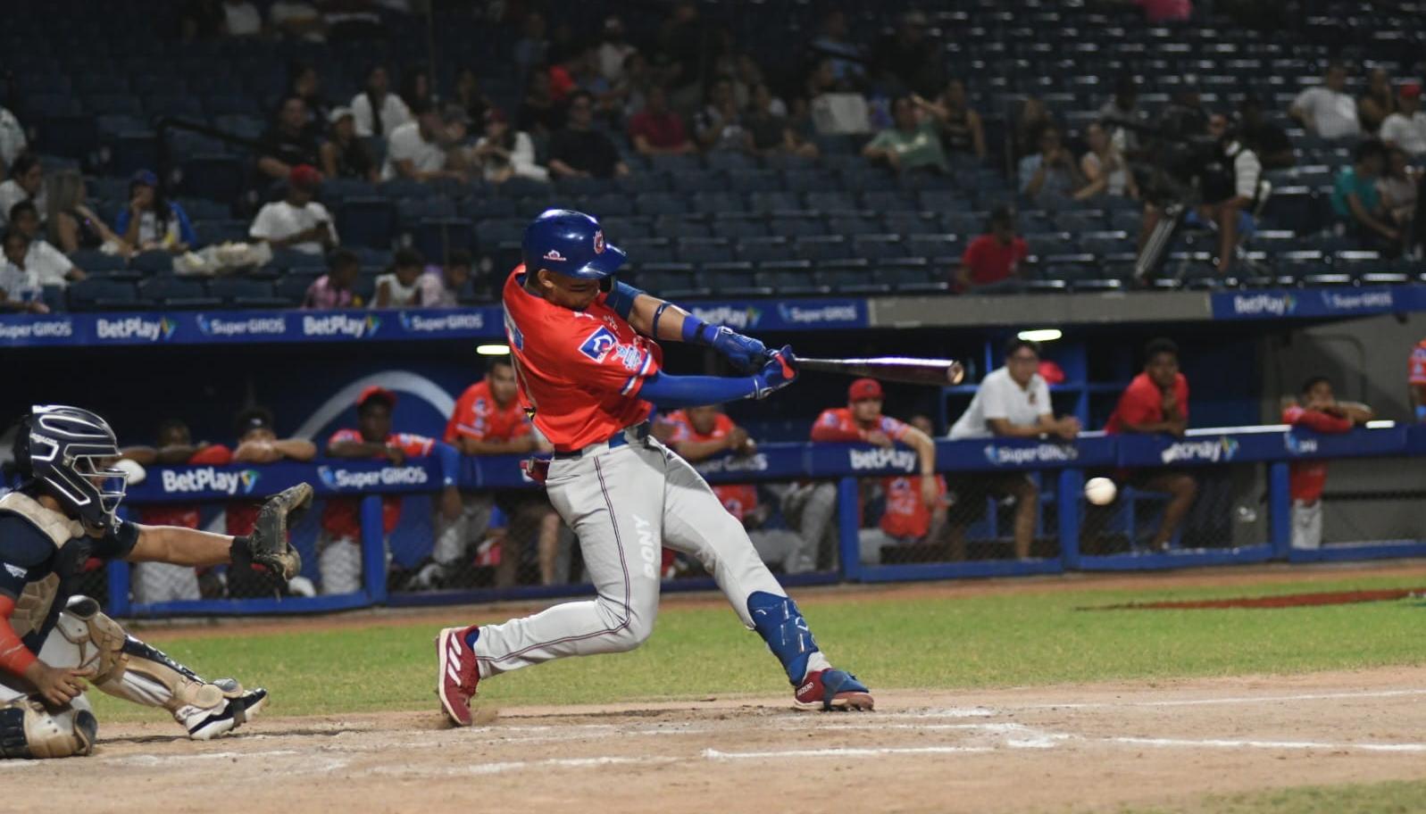 Fabián Pertuz bateó tres hits y empujó las dos carreras de Caimanes.