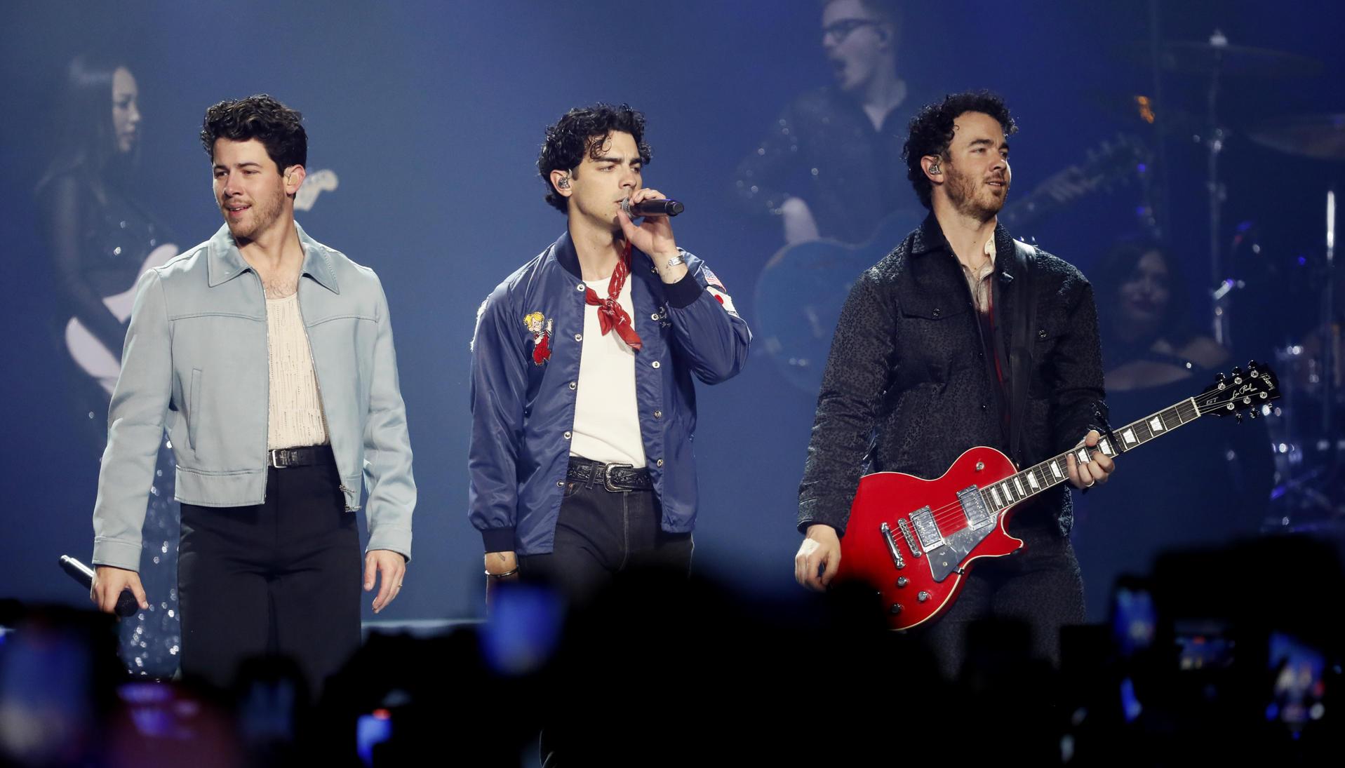 Los cantantes Nick, Joe y Kevin Jonas, integrantes de la banda Jonas Brothers. 