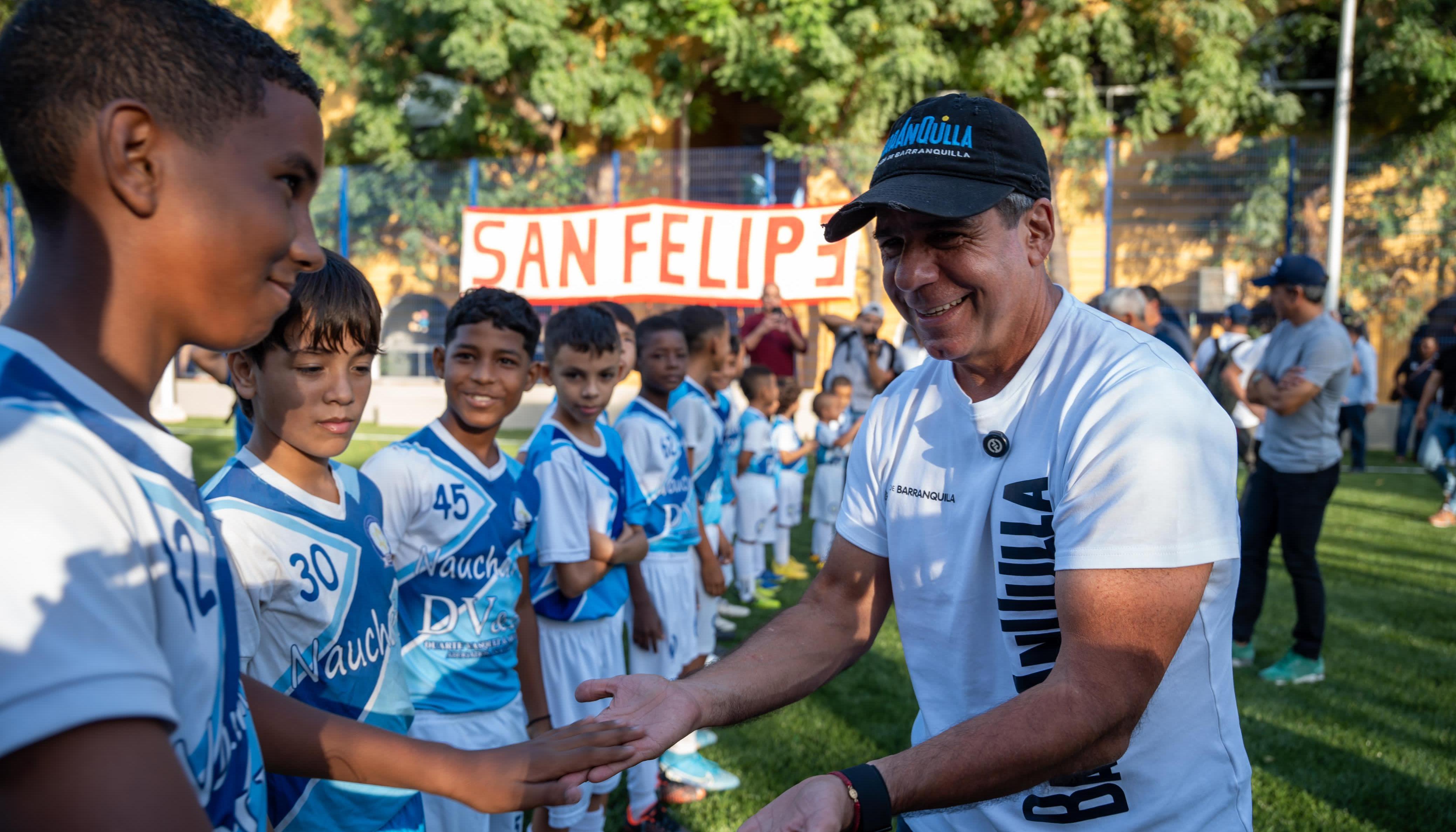 Alcalde Alejandro Char durante la entrega del espacio recuperado en San Felipe.