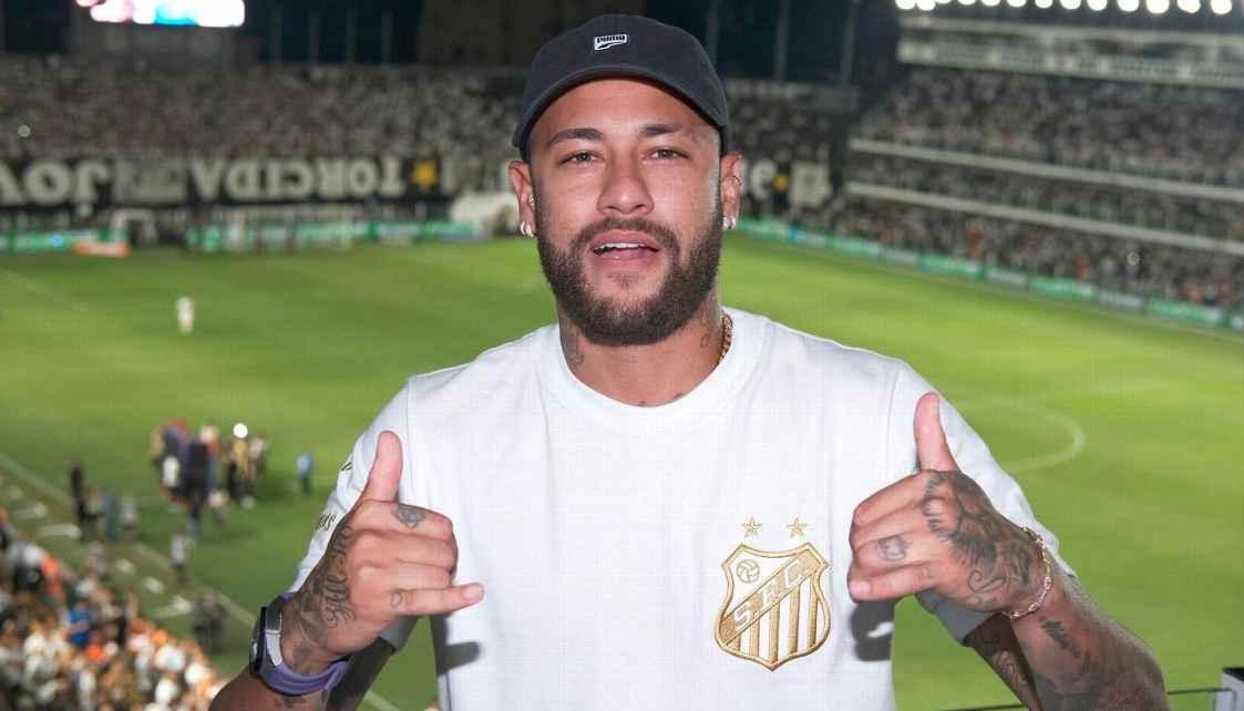 Neymar en una visita al estadio del Santos en 2024.