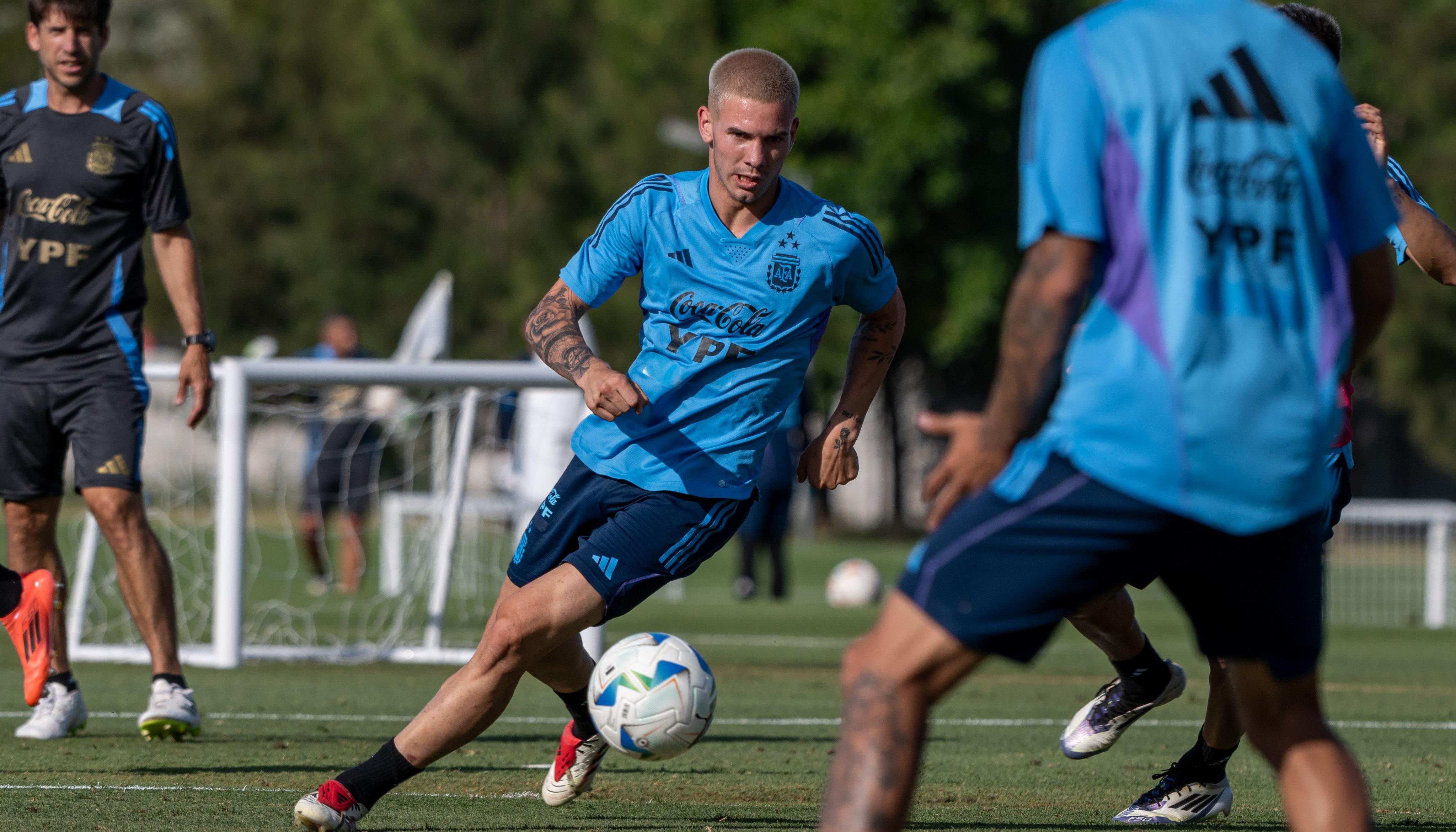 Integrantes de la selección Argentina sub-20 durante un entrenamiento en el predio de Ezeiza.