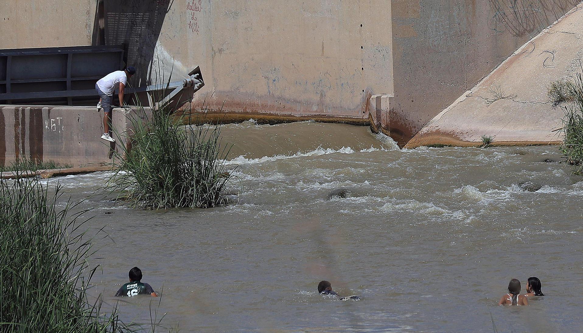 Un grupo de migrantes que cruzan el río Bravo, frontera natural entre México y EE.UU.