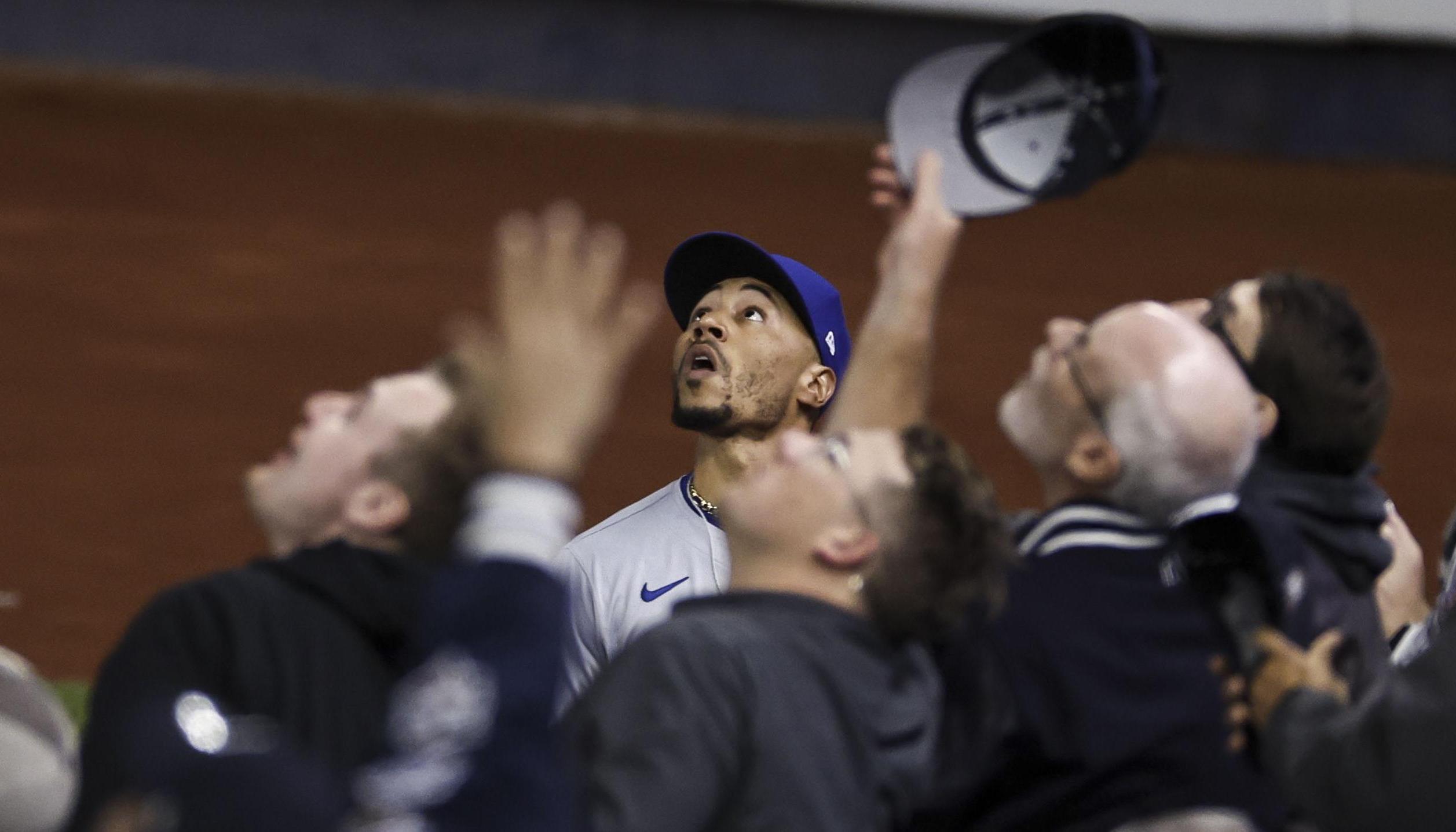 Mookie Betts antes de ser interferido por los fanáticos de los Yanquis para atrapar la pelota.