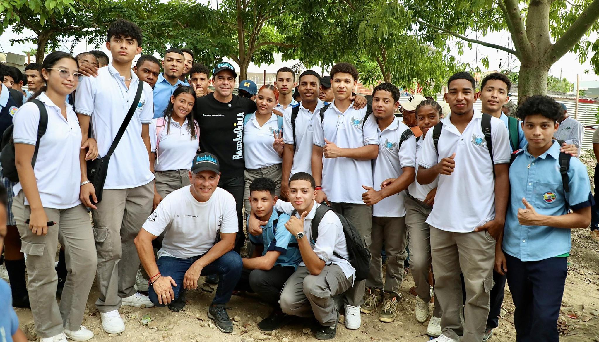 Alejandro Char con estudiantes de Barranquilla. 