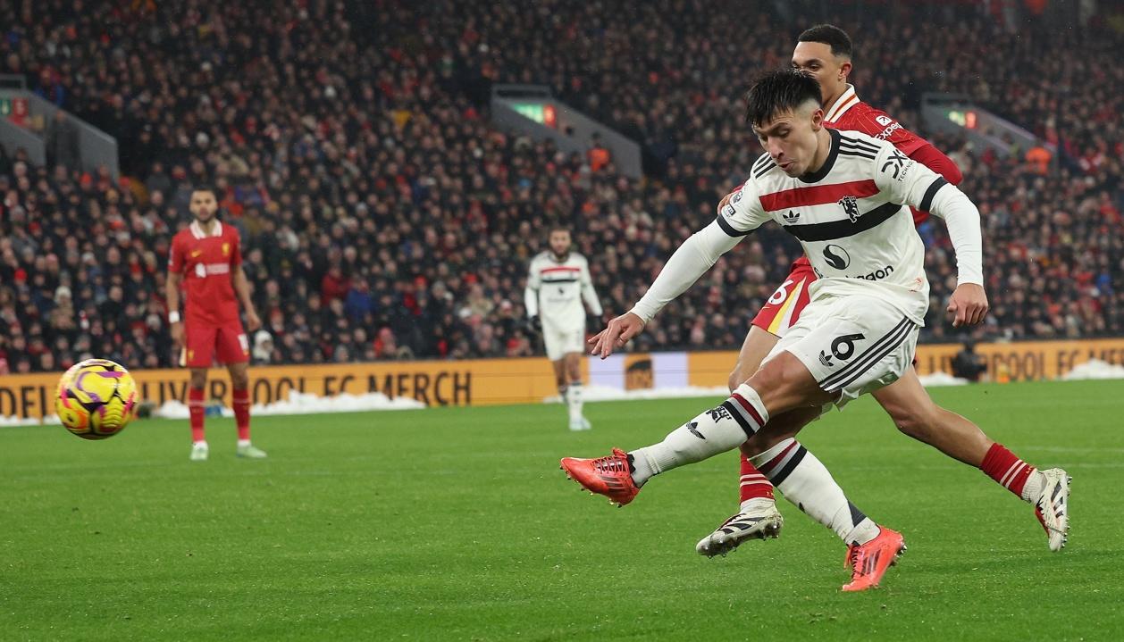 Lisandro Martínez saca el zurdazo que significó el primer gol del Manchester United. 