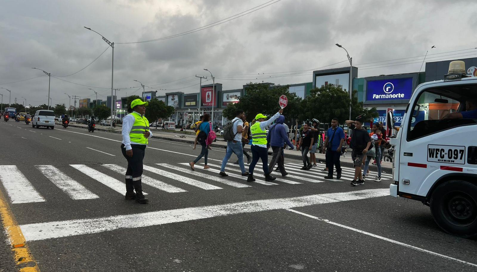 Orientadores de movilidad regulando el tránsito. 