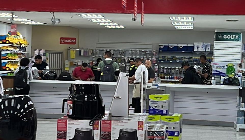 Instalaciones del supermercado en donde encontraron el cuerpo del hombre muerto.