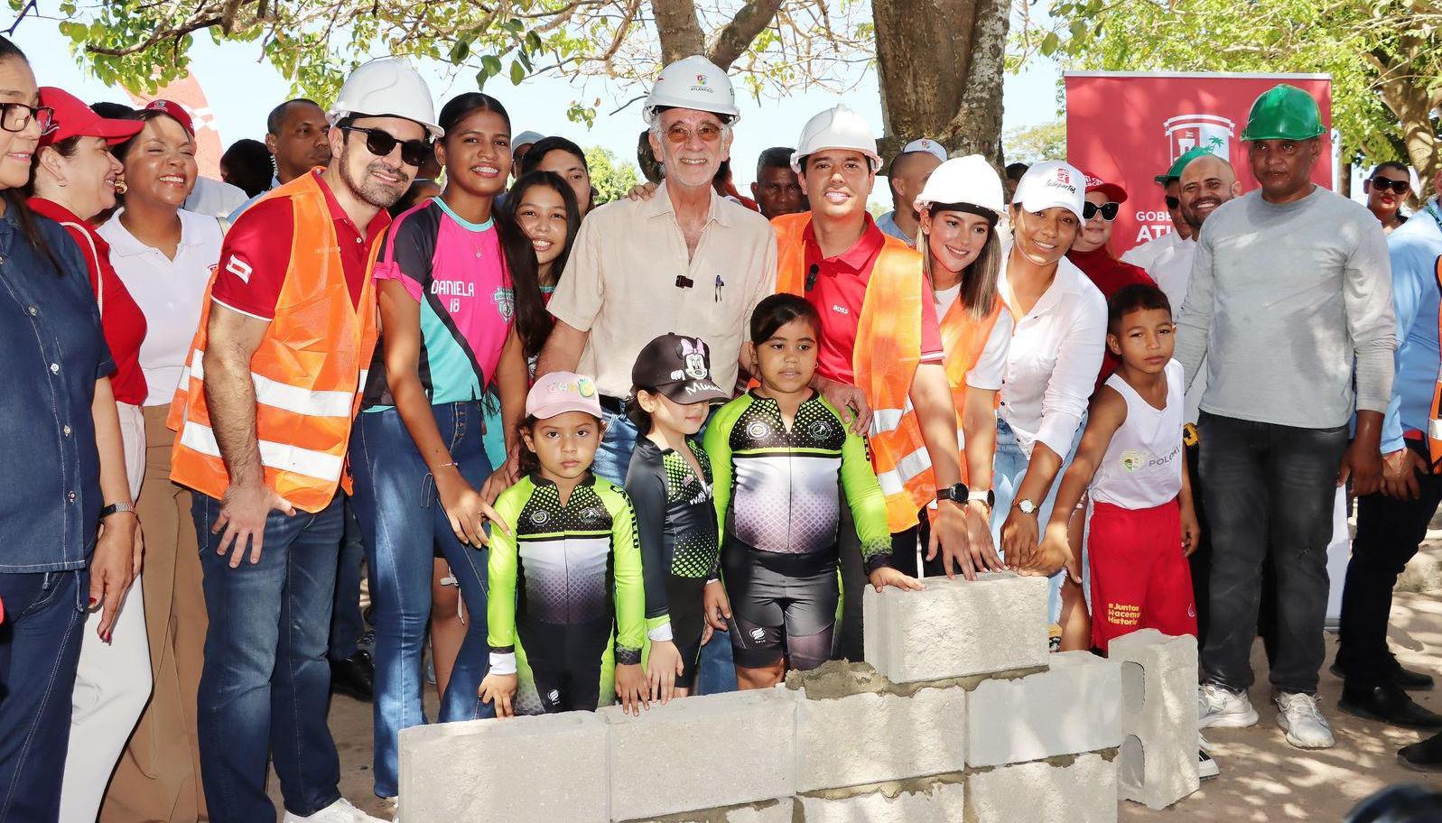 El gobernador del Atlántico, Eduardo Verano, durante la colocación de la primera piedra del nuevo polideportivo de Polonuevo.