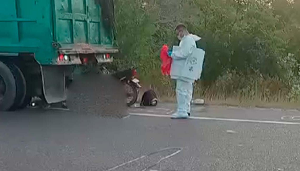 La Policía de Tránsito realizando la inspección del cuerpo del motociclista. 