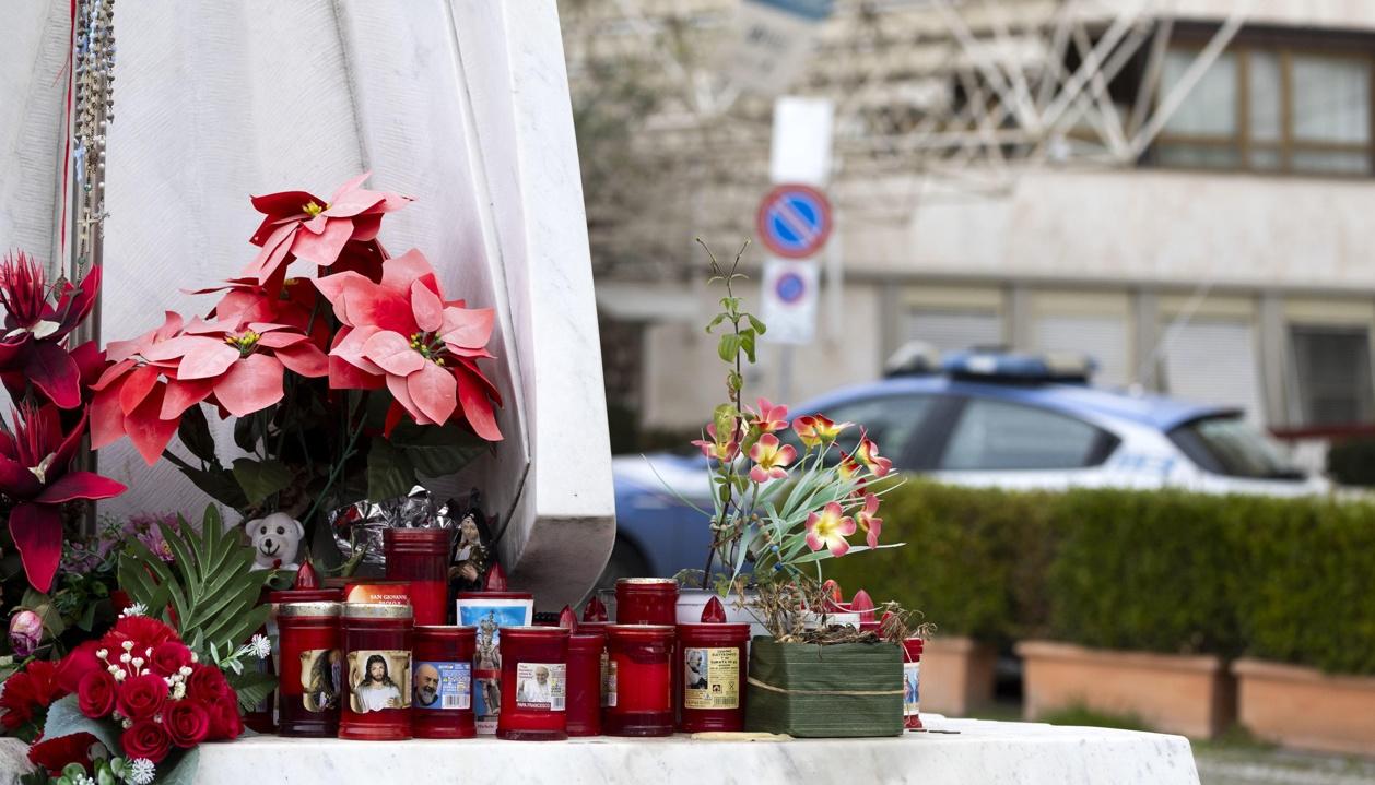 Flores y velas en la entrada del Hospital Universitario Gemelli de Roma.