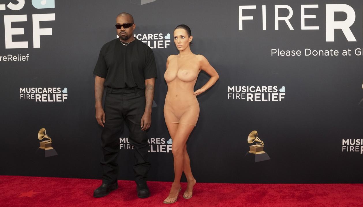 Kayne West y Bianca Censori en la alfombra roja de los premios Grammy. 