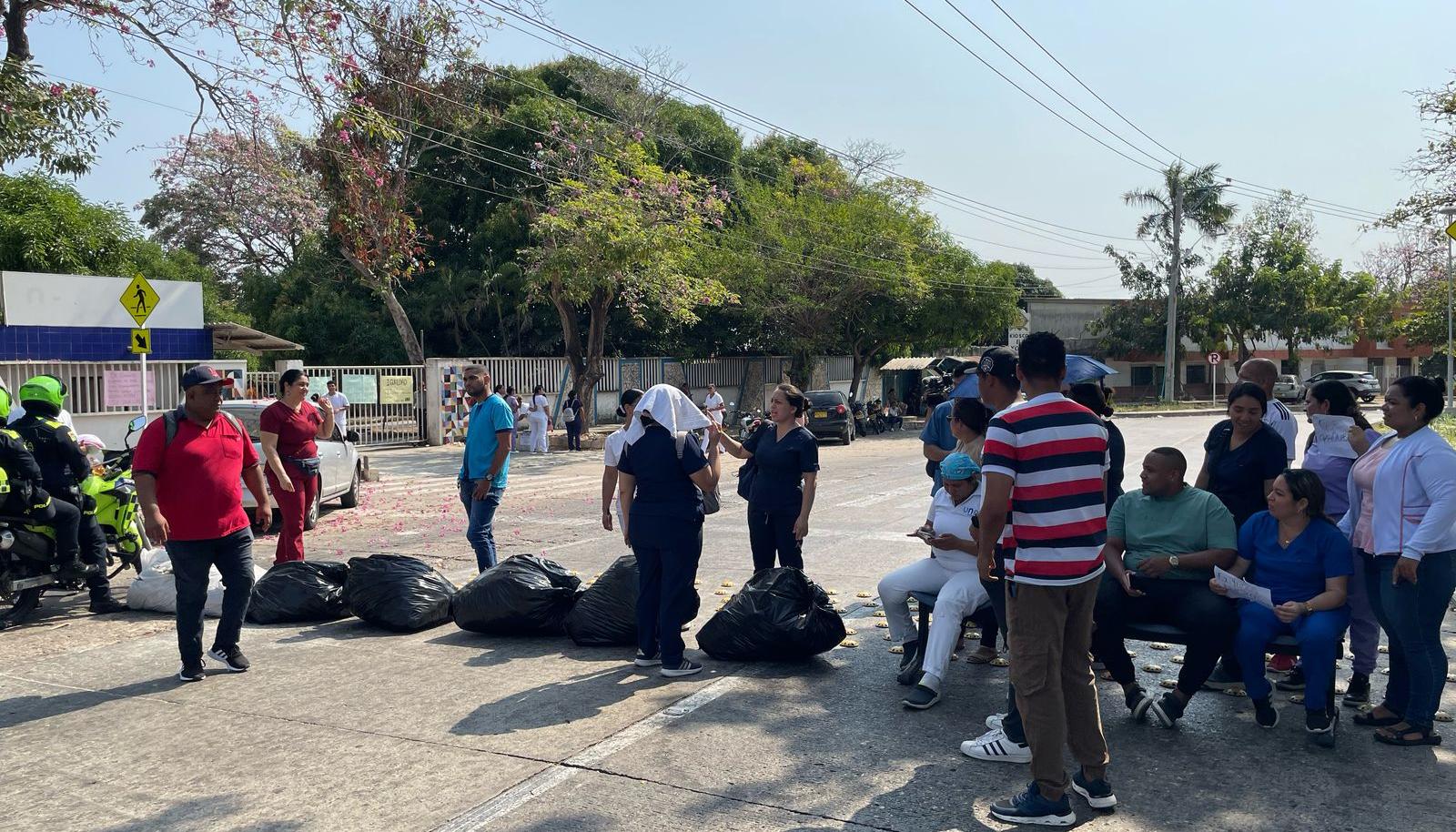 Los trabajadores cerraron este jueves la carrera 24, frente al Cari Mental. 