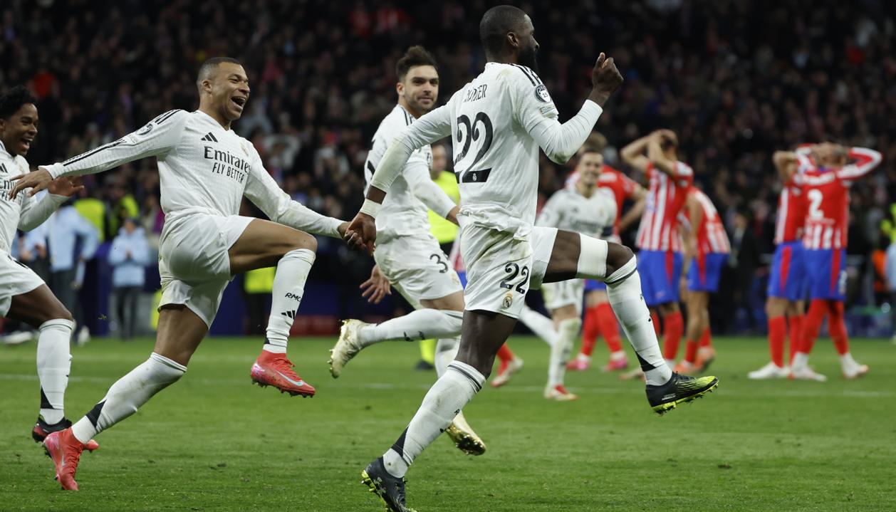 Antonio Rudiger celebra con sus compañeros tras marcar el penalti que le dio al Real Madrid el paso a cuartos de final.