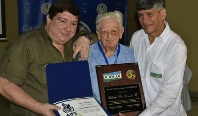 Chelo De Castro con los periodistas Gabriel Cazenave y Estewil Quesada, durante el reconocimiento.