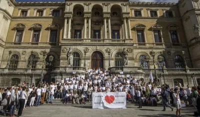 Manifestación ante el ayuntamiento de Bilbao, convocada por la plataforma 'Hablamos?' en las plazas de los ayuntamientos de las grandes ciudades a favor del diálogo, a la que se ha pedido que se acuda con ropa, carteles y manos blancas. 