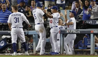 Corey Seager de Dodgers celebra luego de batear un jonrón para impulsar dos carreras ante Astros.