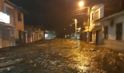 Una creciente súbita provocó la inundación en 5 veredas más (Carrizales, Capilla, Miravalle, Danubio y Silencio) y de tres barrios en el casco urbano de este municipio.
