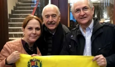 Mitzy de Ledezma, el expresidente Pastrana y Antonio Ledezma a su llegada a España.