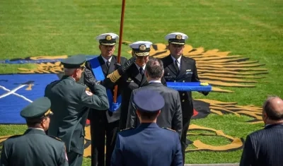El Presidente Juan Manuel Santos entregando el bastón de mando al ahora Almirante Ernesto Durán González.