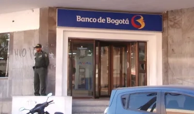 La Policía hizo presencia en el Banco de Bogotá asaltado.