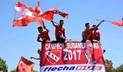 Jugadores de Independiente celebran el título con los hinchas. 