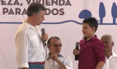 El Presidente Santos y Enrique Pedroza, de 11 años, en Polonuevo, Atlántico.