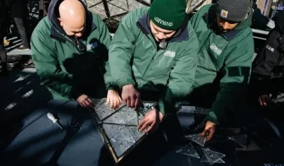 Trabajadores instalan los triángulos de cristal que componen la Bola de Times Square de fin de año, en Nueva York (Estados Unidos) .