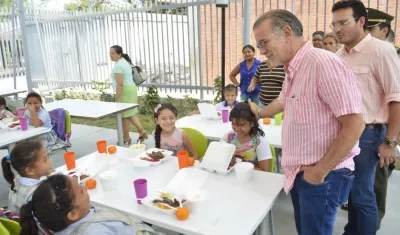 El Gobernador Eduardo Verano y el Secretario de Educación Dagoberto Barraza, supervisando el programa.