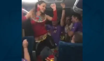La reina del Carnaval Valeria Abuchaibe bailando en el bus.