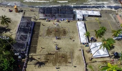 El voleibol playa se juega en un escenario construido para el evento. 