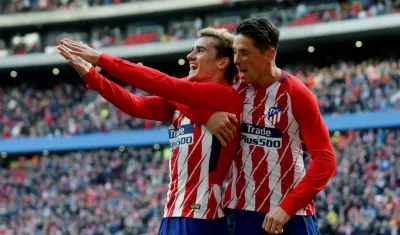 Antoine Griezmann y Fernando Torres celebran el primer gol del partido. 
