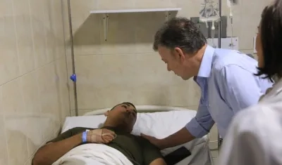 El Presidente Santos visita en la clínica Campbell a uno de los policías heridos en el atentado en esta ciudad.