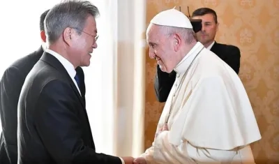 El Papa Francisco y el presidente surcoreano, Moon Jae-in.