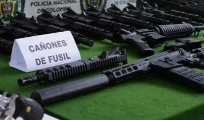 Fusiles hallados en allanamientos en los barrios El Valle y Miramar.