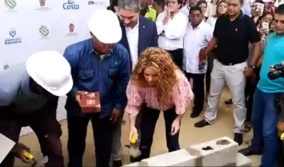 Shakira pone el primer ladrillo del colegio en Cartagena.
