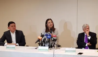 La ministra de Transporte, Ángela María Orozco, y el presidente de Fasecolda, Jorge Humberto Restrepo, en el lanzamiento del SOAT digital.