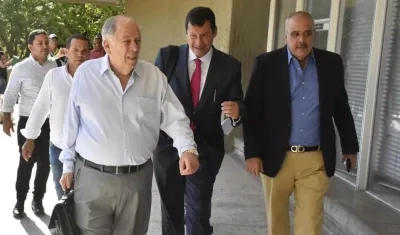 Julio Gerlein Echeverría, acompañado de sus abogados Jaime Lombana y Antonio Deyongh.