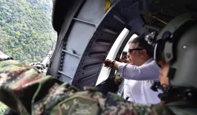 El Presidente Iván Duque sobrevolando la zona donde fue abatido alias ‘Guacho’.