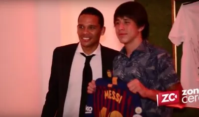 Carlos Bacca junto al aficionado que se quedó con la camiseta de Messi.