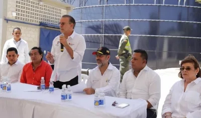 El gobernador del Atlántico, Eduardo Verano De la Rosa, y el ministro de Vivienda, Ciudad y Territorio, Camilo Sánchez