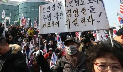 Surcoreanos protestan por la presencia de norcoreanos en el cierre de los Juegos Olímpicos de Invierno.