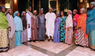 Presidente de Nigeria, Muhammadu Buhari (c), posando junto un grupo de mujeres que fueron liberadas por Boko Haram